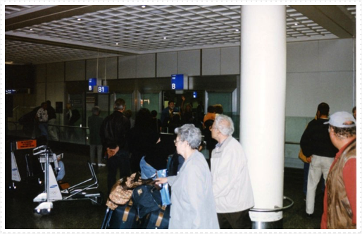 Mike and Betz in background waving at Scott on arrival. Mike and Betz in background waving at Scott on arrival.